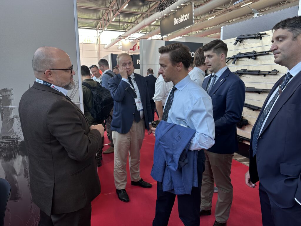 Rozmowy przy stoisku podczas MSPO 2026 w Kielcach